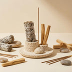 Porte-encens 3-en-1 texturé en céramique avec des palo santo, de la sauge blanche et des bâtons d'encens