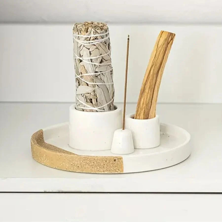 Un porte encens 3 en 1 avec une sauge un bâton de palo santo et un encens