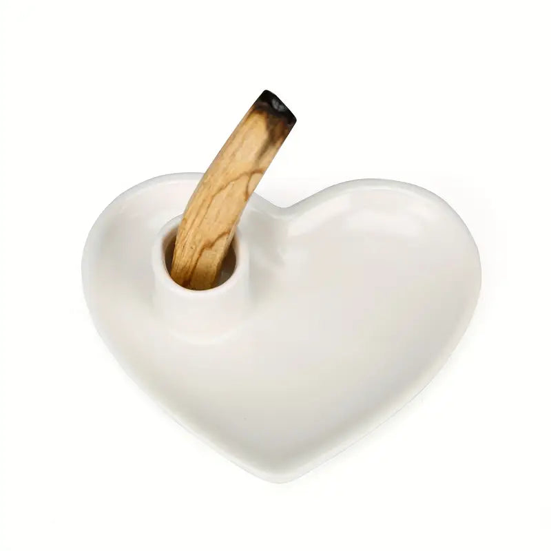 Un Brûleur de Palo Santo et Sauge en Céramique en Forme de Cœur avec un baton de palo santo