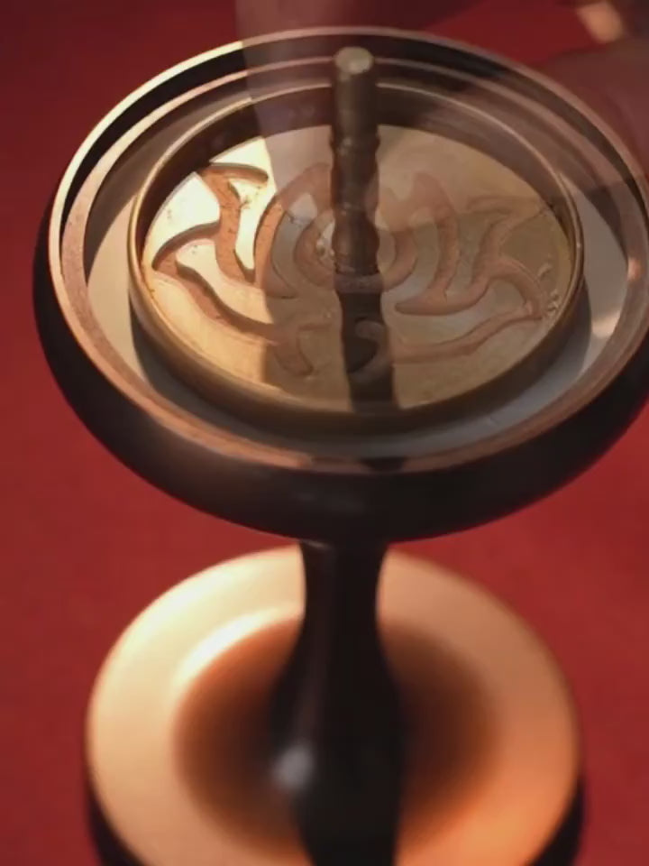 Vidéo montrant l'utilisation du Bois de Santal en poudre dans un brûleur d'encens