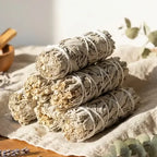 Bâtons de sauge blanche Californie 25g pour purification et rituel de bien-être sur tissu naturel