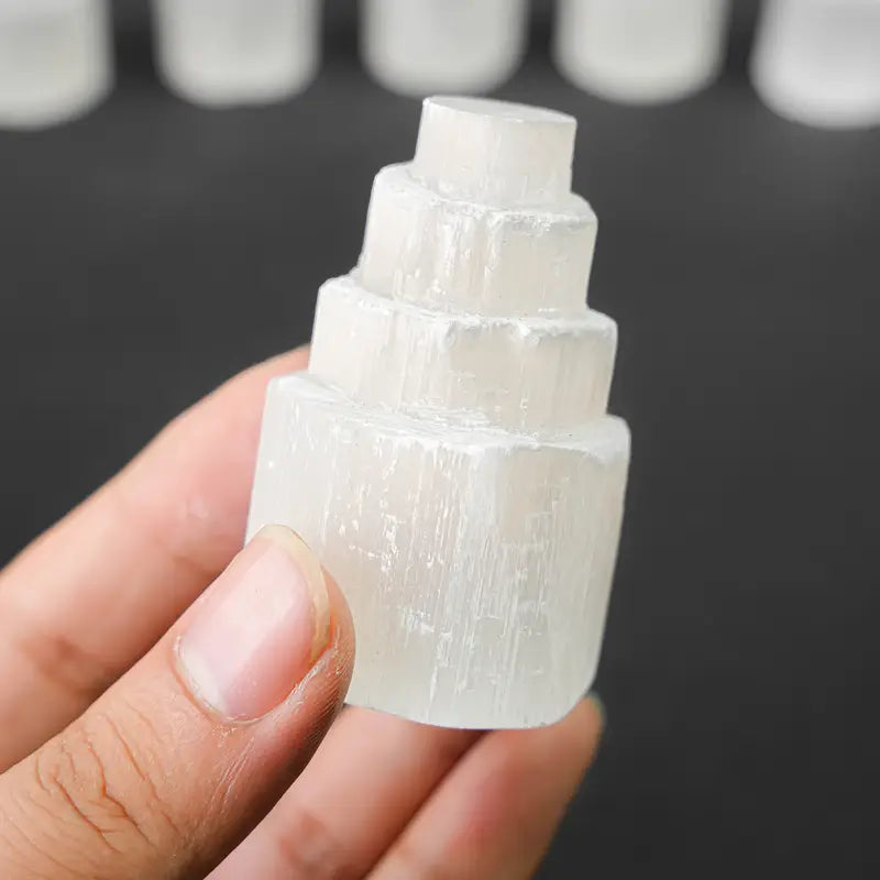 Un tour de sélénite tenue en main