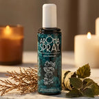 Spray Ambiance Cèdre Patchouli 100ml Bio sur marbre avec branches de cèdre et feuilles de patchouli