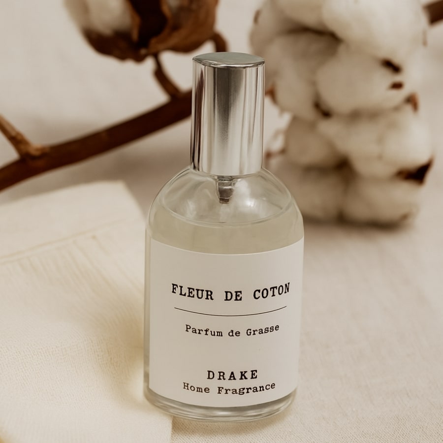 spray d’ambiance Fleur de Coton parfum de Grasse Drake posé devant du coton sur un linge blanc