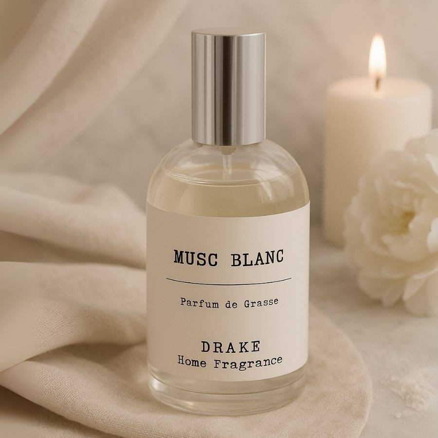 Un spray d'ambiance au musc blanc de la marque Drakeavec une fleur et une bougie