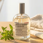 Spray anti-moustiques naturel français sur bois avec verbena fraîche, design minimaliste