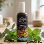 Spray d'ambiance Girofle Camphre 100ml avec feuilles de menthe et clous de girofle sur surface en bois