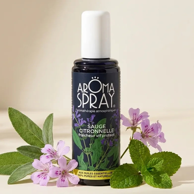 Spray désodorisant sauge citronnelle 100ml avec feuilles fraîches et fleurs violettes en composition minimaliste