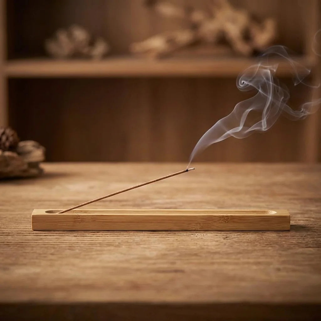 Support bambou encens écologique avec bâton fumant, design naturel minimaliste sur surface bois