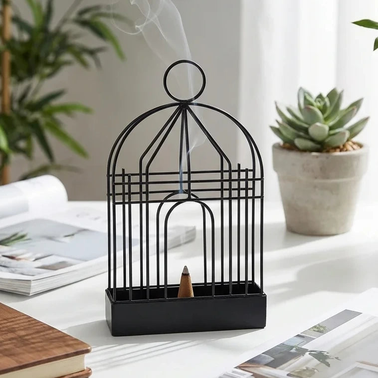 Support cage métal noir pour spirale d'encens sur bureau blanc minimaliste