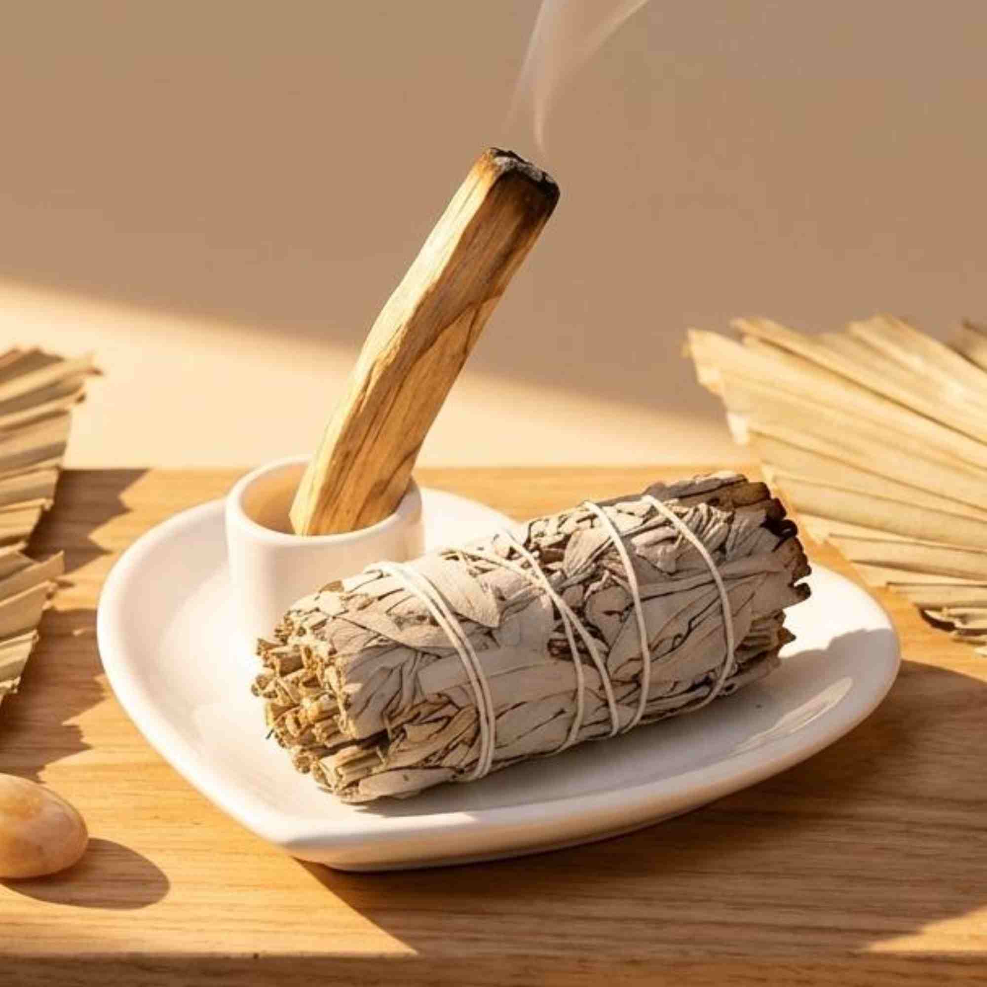 Support cœur céramique blanc avec sauge blanche et Palo Santo fumant pour purification
